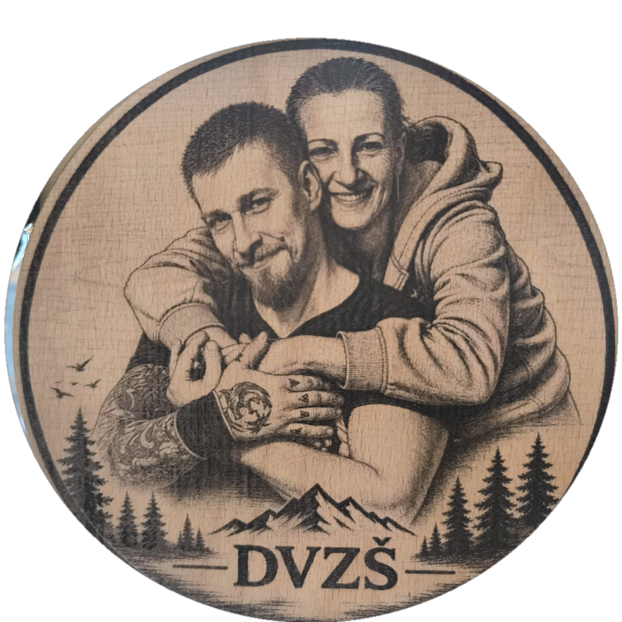 Skutečný kulatý portrét gravírovaný do dřeva DVZŠ